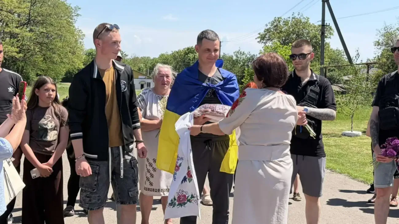На Кіровоградщині зустріли захисника, який повернувся з полону після 4 …