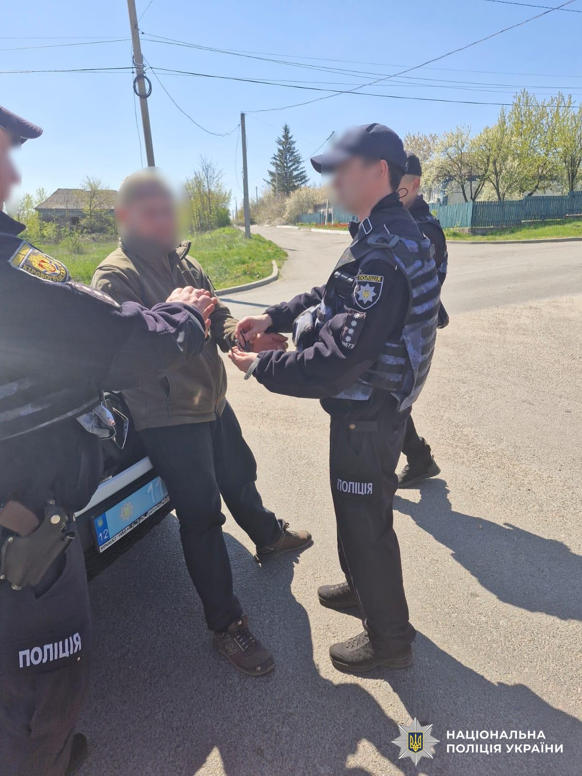 На Кіровоградщині поліцейські швидко взяли у кайданки злодія, який з …