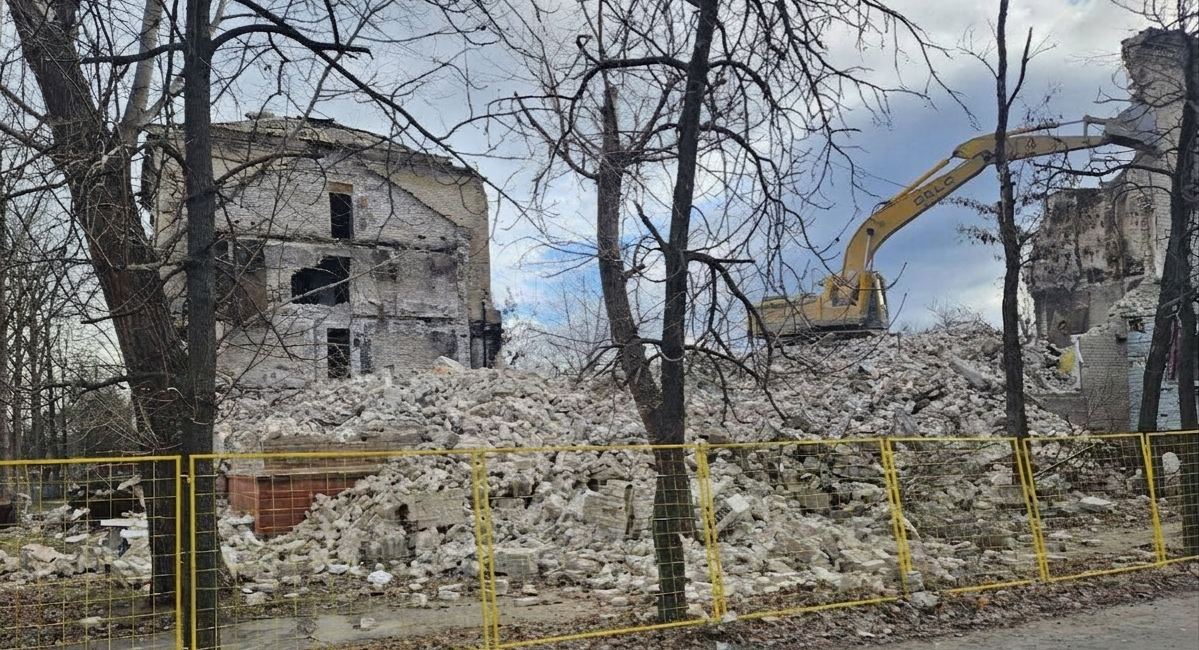 На Луганщині окупанти хочуть виготовляти будматеріали із залишків зруйнованих ними …