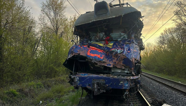 На Львівщині автокран зіткнувся з поїздом, загинув машиніст