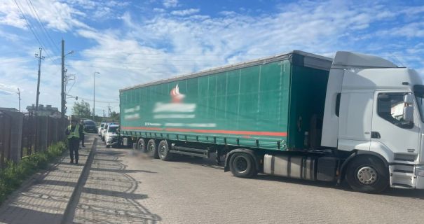 На Львівщині під колесами вантажівки загинула жінка