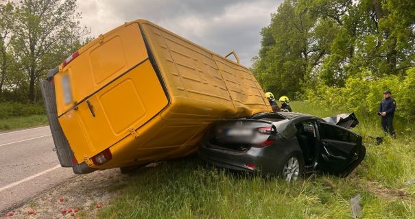 На Львівщині мікроавтобус придавив легковик: травмувалися троє людей