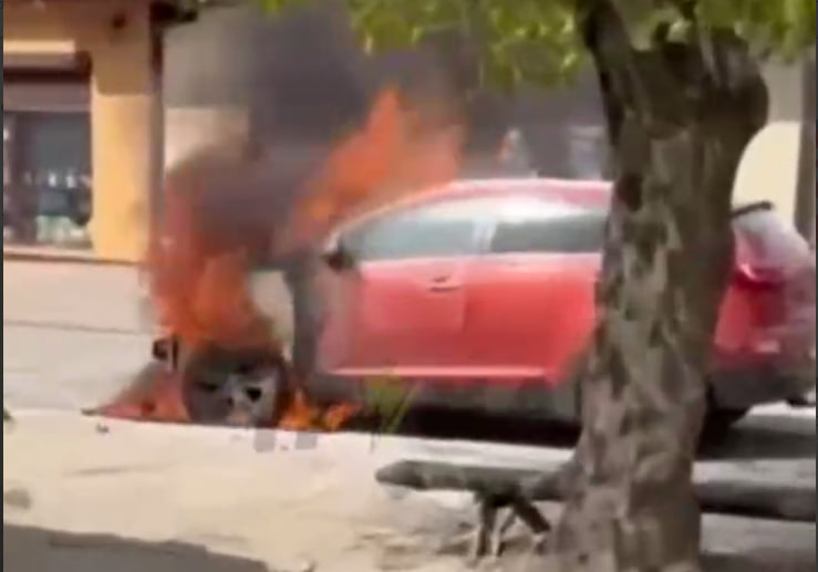 На Львівщині в центрі міста загорівся автомобіль (ВІДЕО)