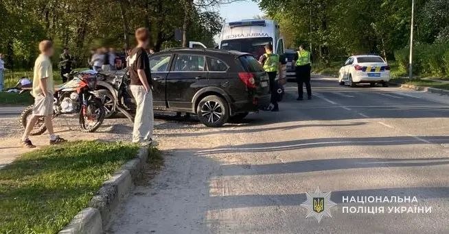 На Львівщині двоє підлітків на мотоциклі протаранили легковик: з'явилися фото …