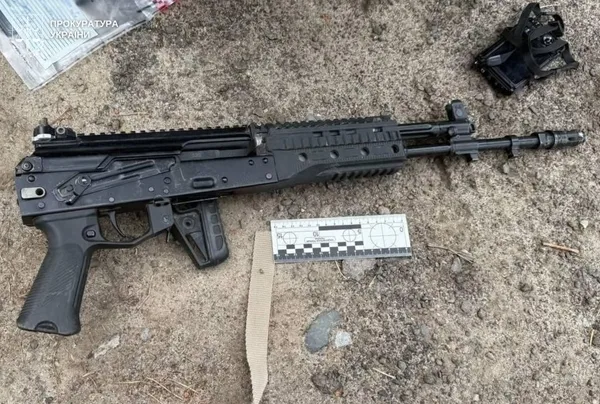 На Львівщині затримали чоловіка, який перевозив автомат Калашникова