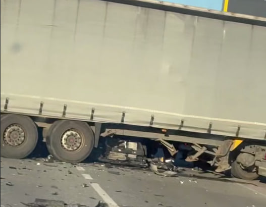 На Львівщині легковик залетів під фуру: Відео