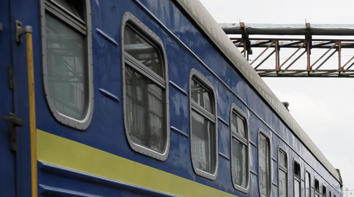 На Львівщині потяг зійшов з рейок після зіткнення з автокраном, …