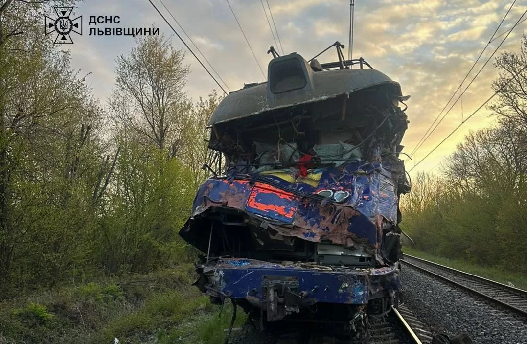 На Львівщині потяг зіткнувся з автокраном: загинув машиніст