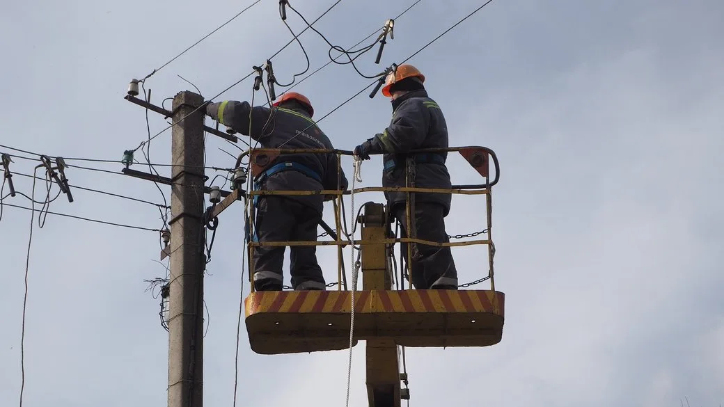 На Львівщині продовжують відновлювати світло після атаки РФ