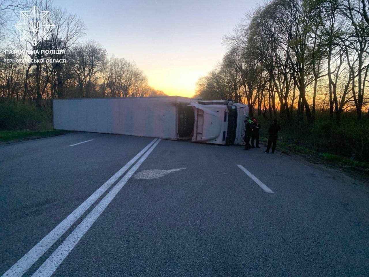 На Львівщині фура перекинулася і повністю перекрила дорогу: з'явилося фото