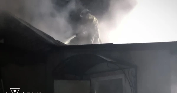На Миколаївщині вночі горів житловий будинок, вогонь охопив 160 квадратних …