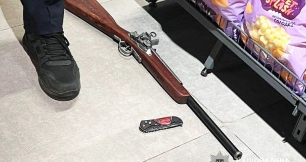На Миколаївщині чоловік налякав відвідувачів супермаркету рушницею