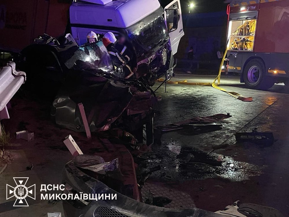 На Миколаївщині зіткнулися BMW та вантажний Mercedes Atego. Водій легковика …
