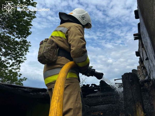 На Миколаївщині рятувальники гасили масштабну пожежу очерету