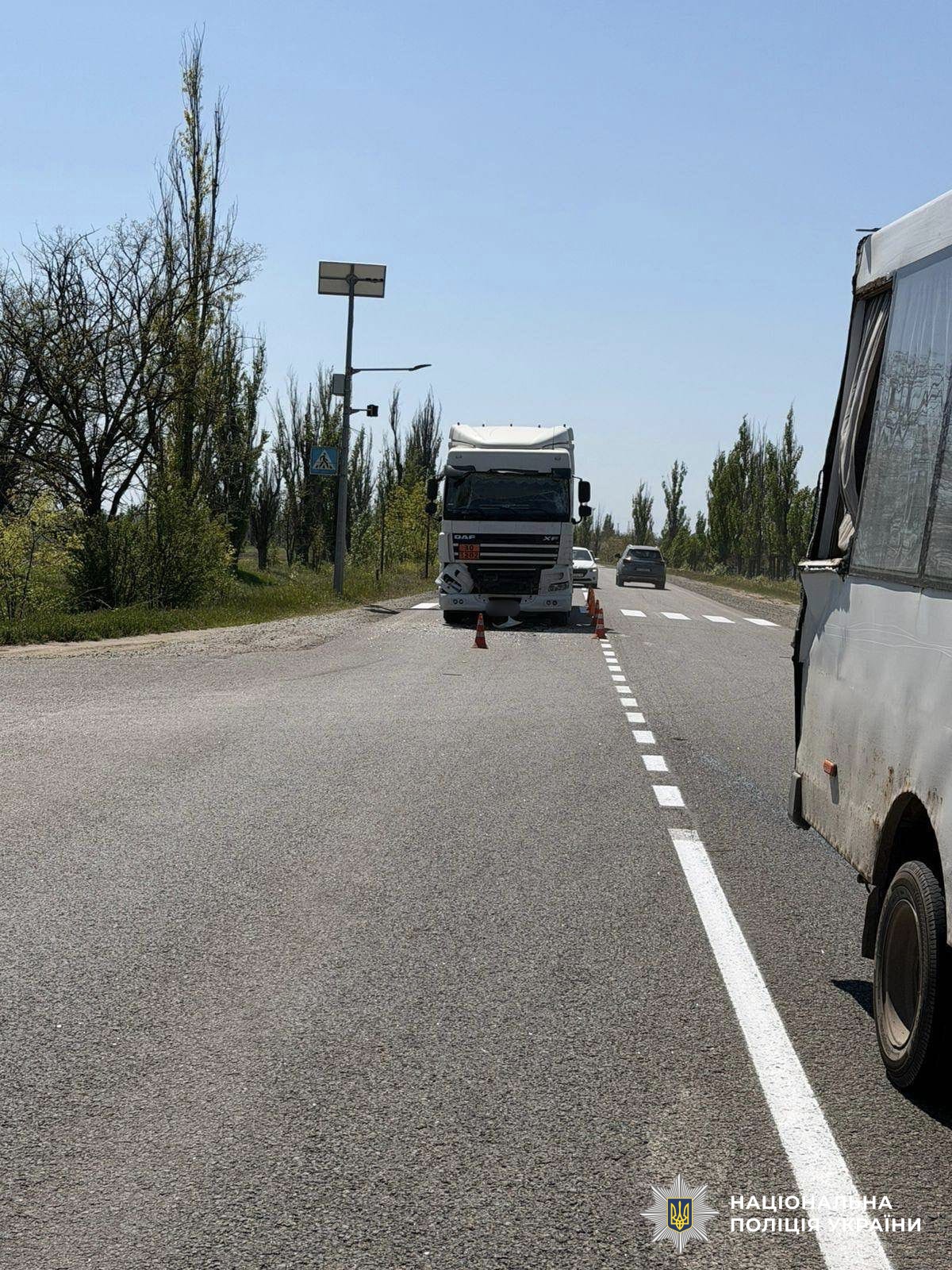 На Миколаївщині сталася ДТП за участі вантажівки та маршрутки: серед …