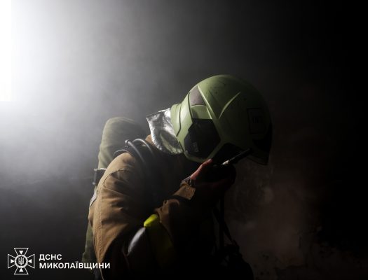 На Миколаївщині через падіння уламків БпЛА горіла адмінбудівля