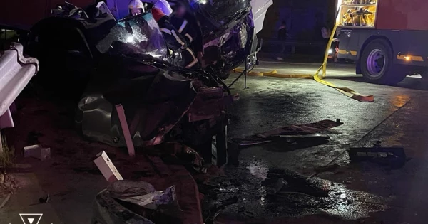 На Миколаївщині BMW врізався у вантажівку: водій легковика загинув