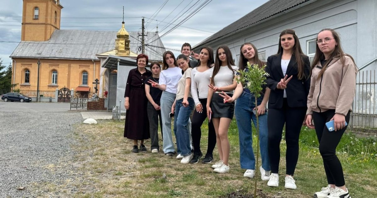 На Мукачівщині у гімназії започаткували «Алею випускників» (ФОТО)