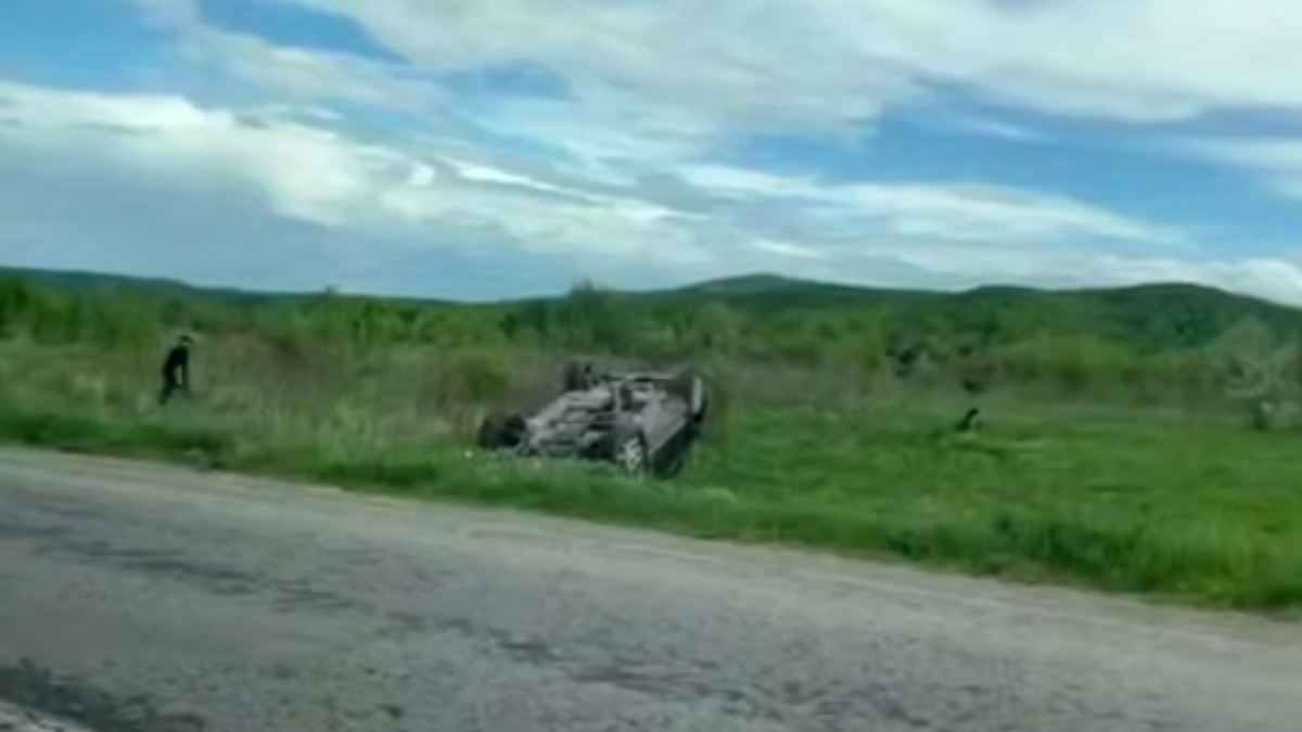 На Надвірнянщині автівка перекинулася на дах