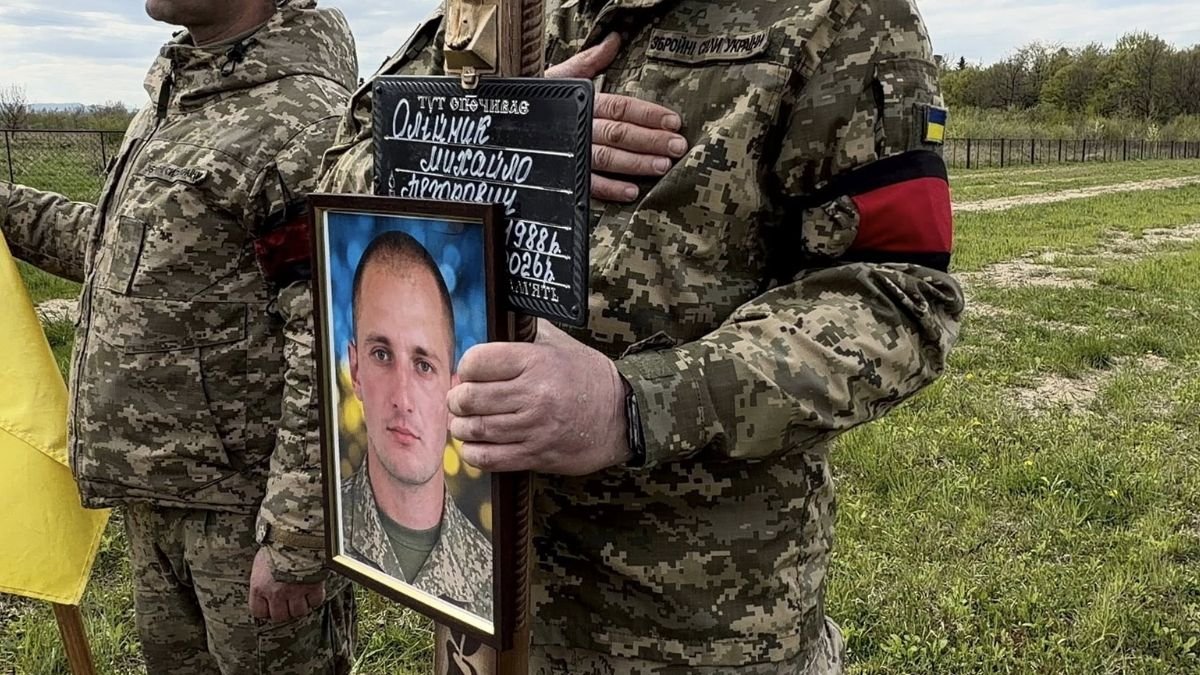На Надвірнянщині попрощалися з полеглим захисником Михайлом Олійником