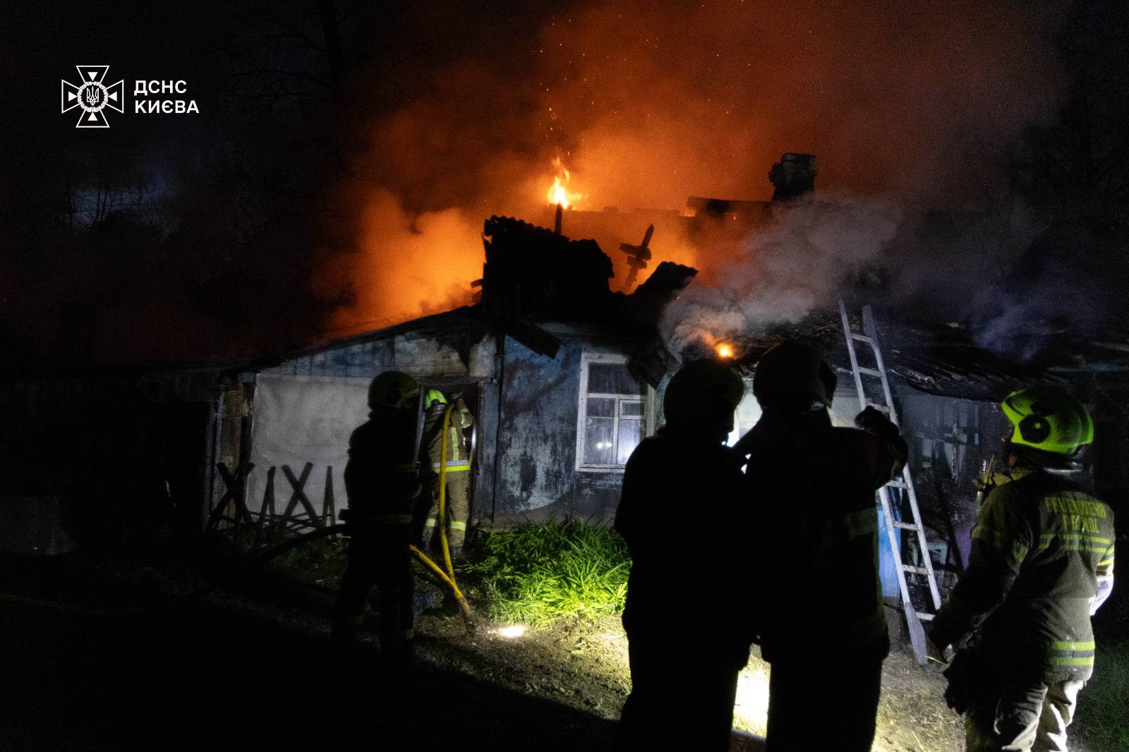 У Києві сталася масштабна пожежа: горіли одразу три будинки