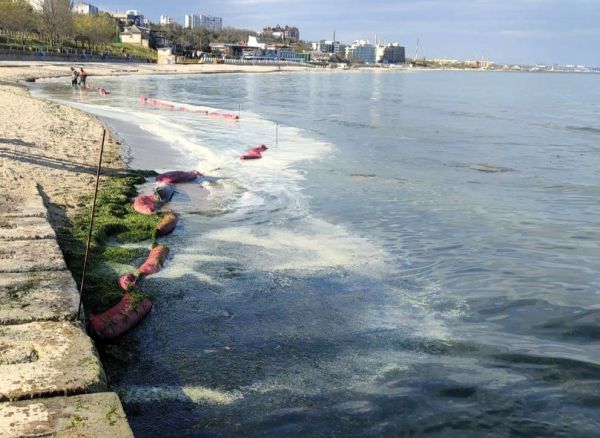 На Одещині виявили маслянисті плями в морі після руйнування резервуару …