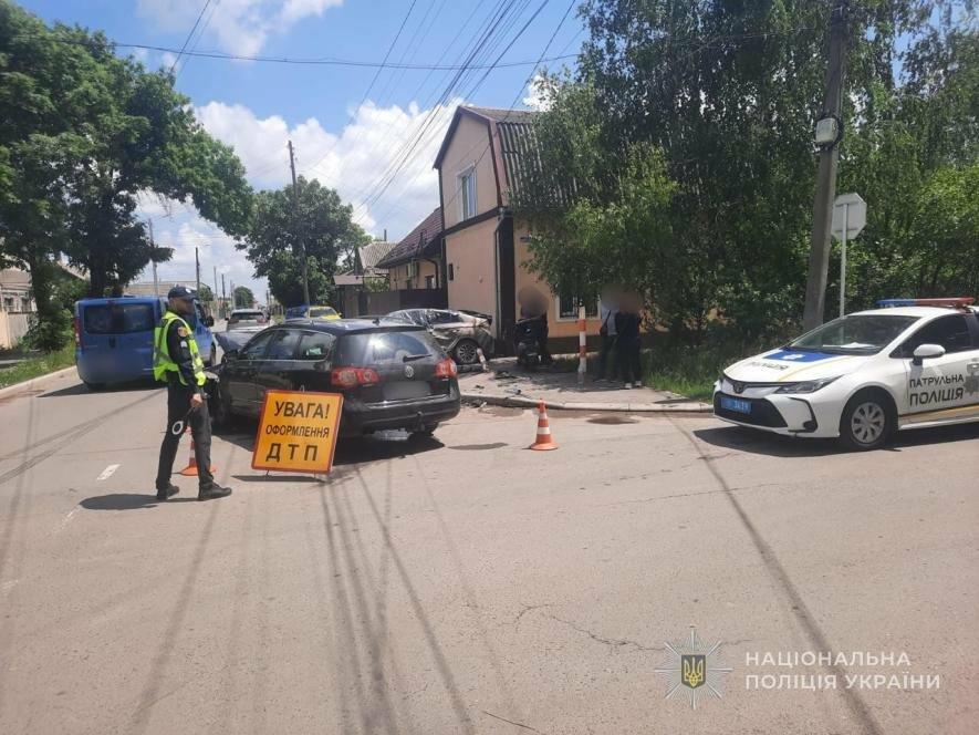 На Одещині після зіткнення авто збило дітей на тротуарі: деталі