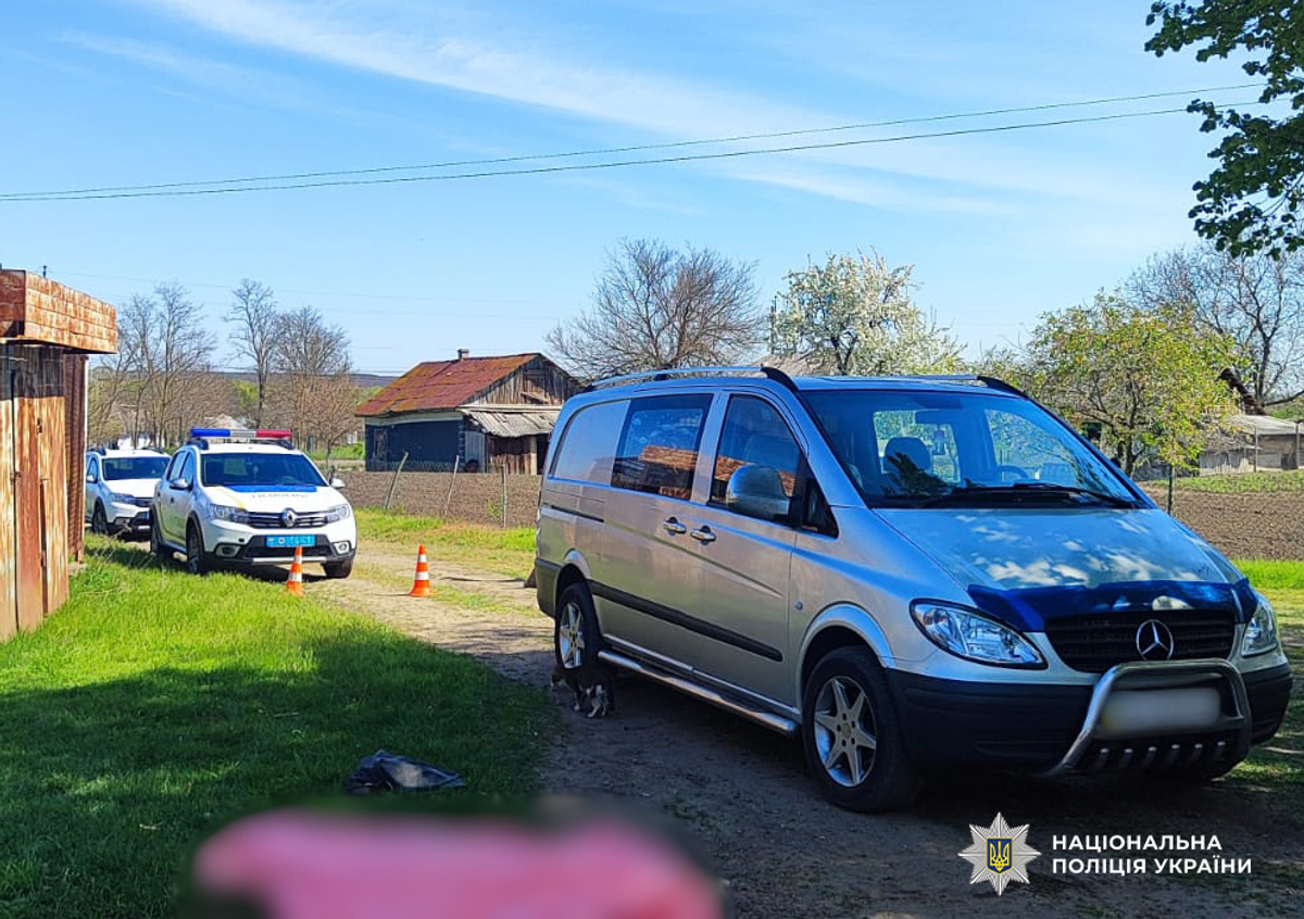 На Одещині чоловік на авто задавив матір — жінка загинула
