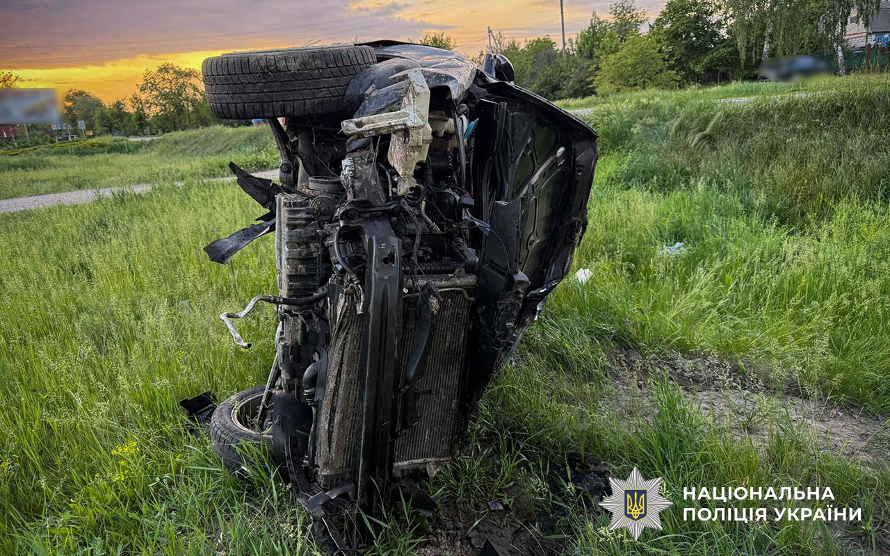 На Полтавщині внаслідок ДТП перекинувся легковик: водій потрапив ло лікарні, …