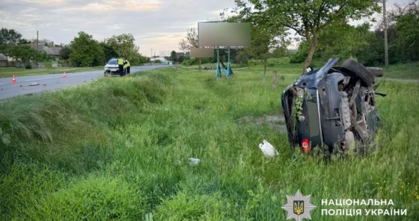 На Полтавщині автомобіль вилетів з дороги та перекинувся: водій загинув