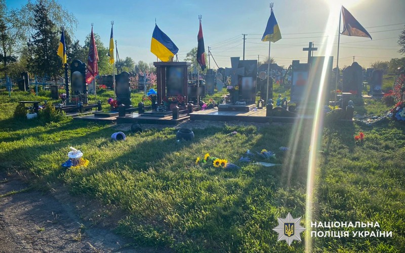 На Полтавщині пошкодили сім могил військових