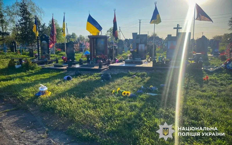 На Полтавщині пошкодили сім могил військових на сільському кладовищі