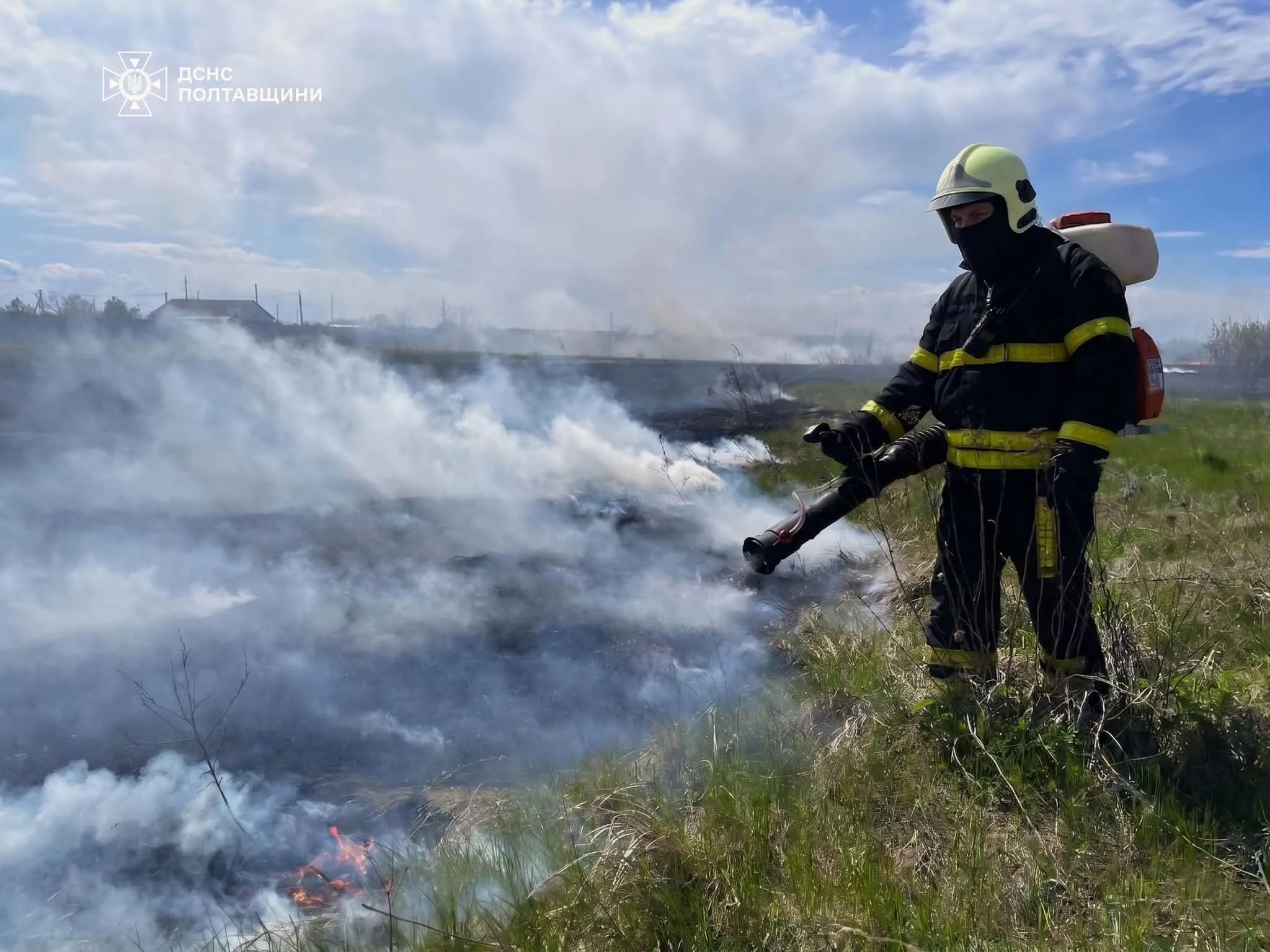 На Полтавщині рятувальники загасили пожежу на площі 1,5 гектара