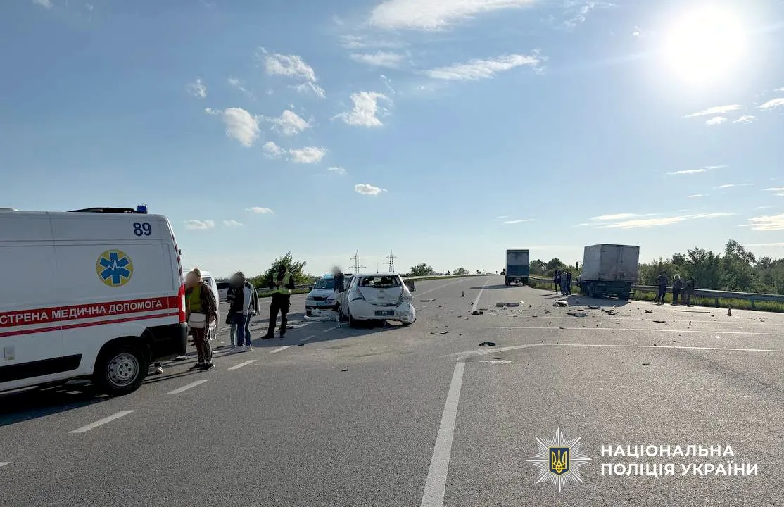 На Полтавщині сталася потрійна ДТП: постраждали троє людей