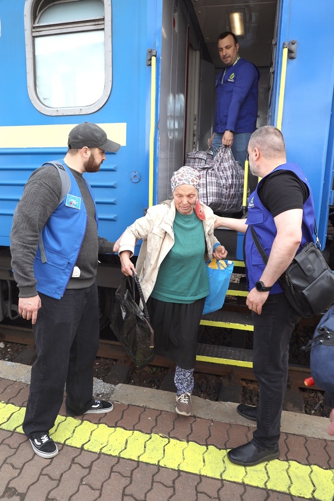 На Прикарпаття прибув евакуаційний потяг із трьох областей (ФОТО)