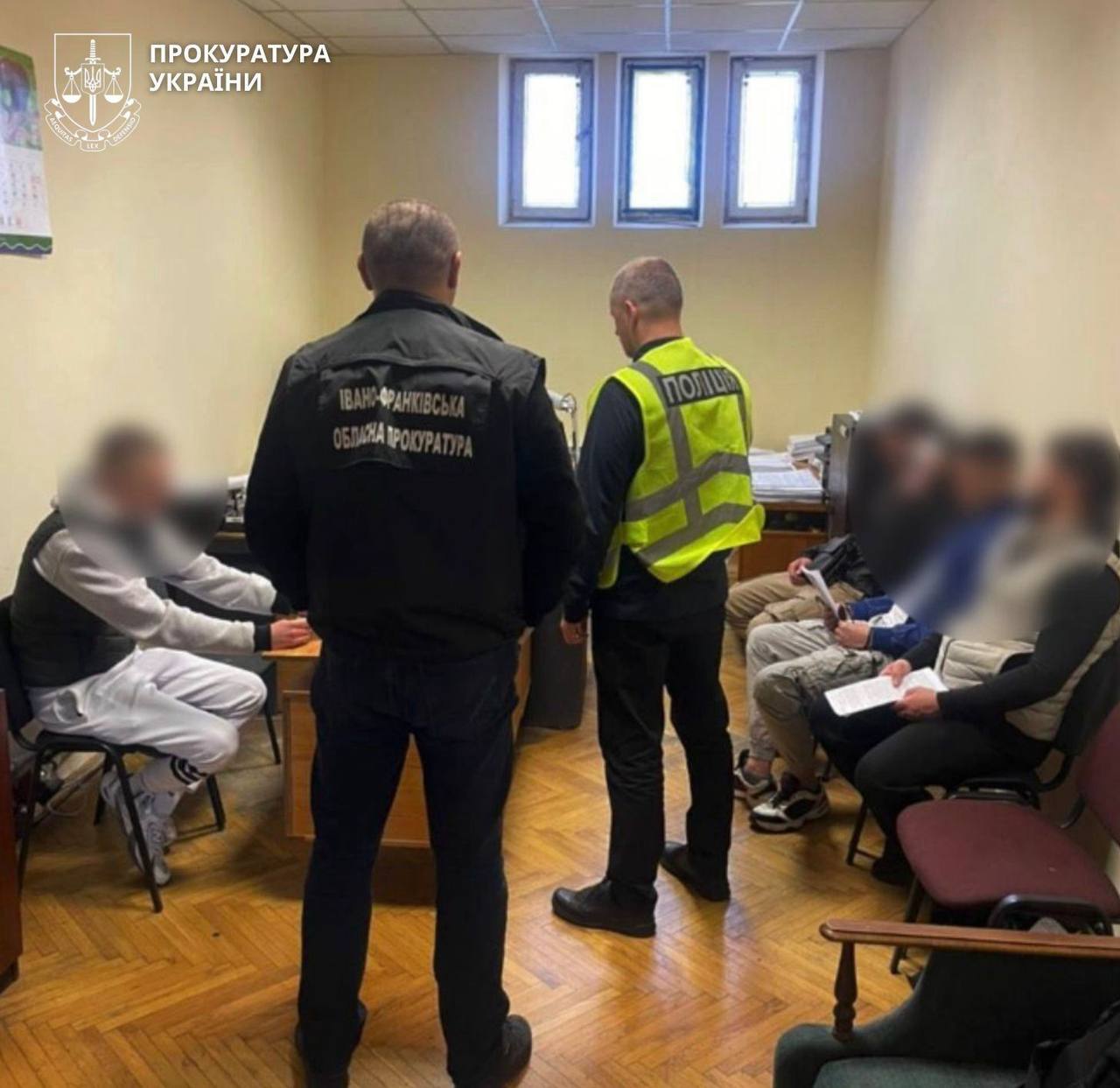 На Прикарпатті викрили групу кібершахраїв, які обкрадали пенсіонерів і військових …