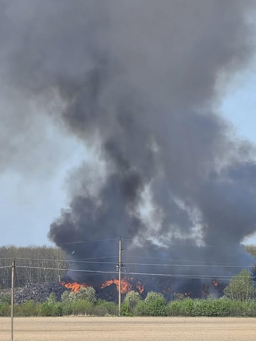 На Прикарпатті горить сміттєзвалище: рятувальники ліквідовують пожежу поблизу Богородчан