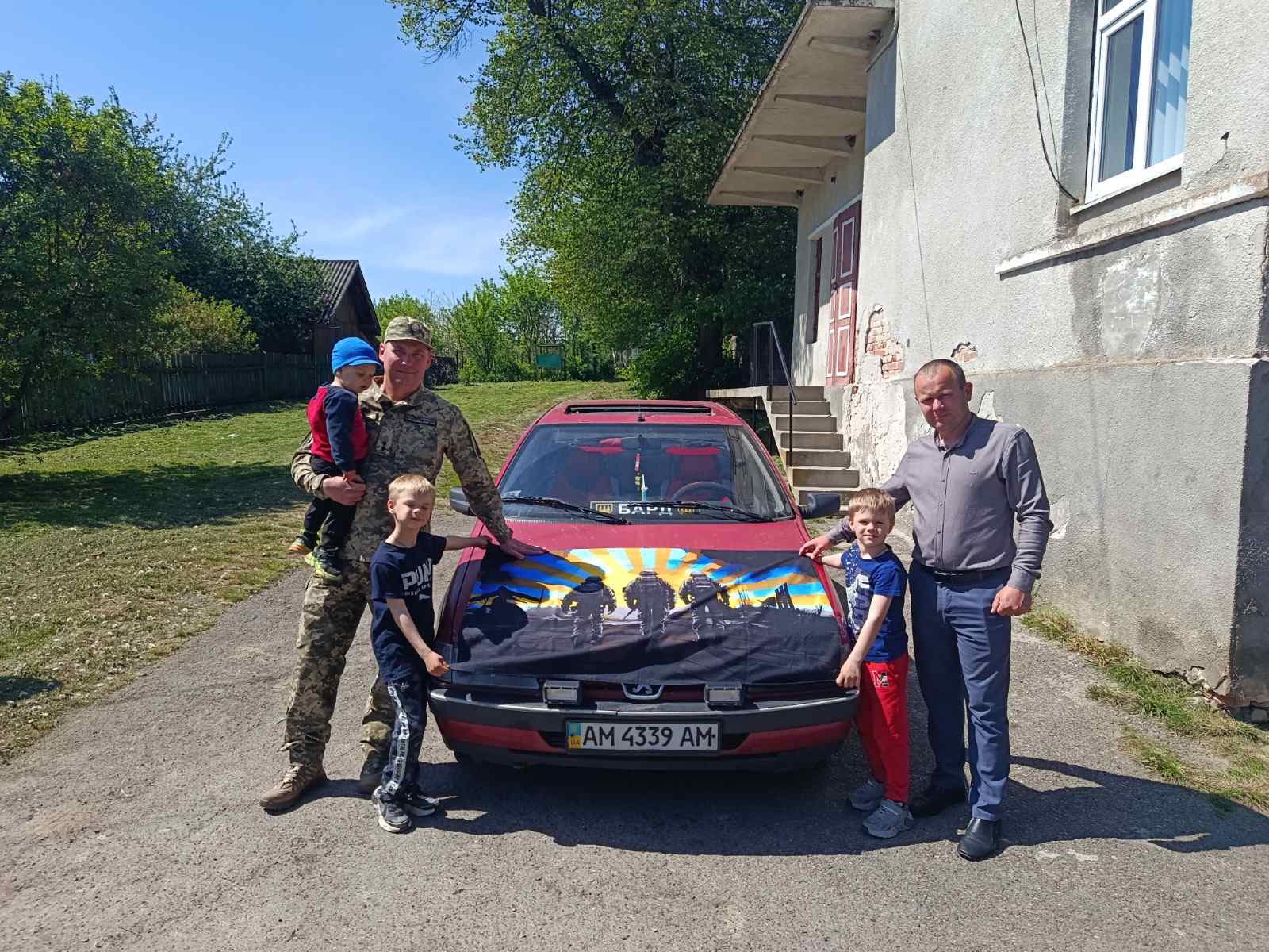 На Прикарпатті двоє братів-переселенців зібрали кошти на автомобіль для військових