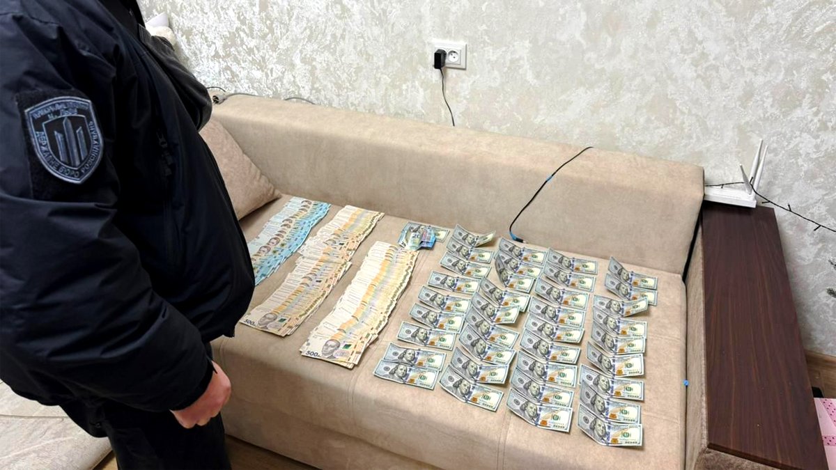 На Франківщині двоє сержантів ТЦК організували незаконний виїзду чоловіків за …