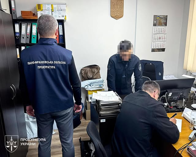 На Прикарпатті затримано керівника слідчого відділу поліції, який вимагав 5 …
