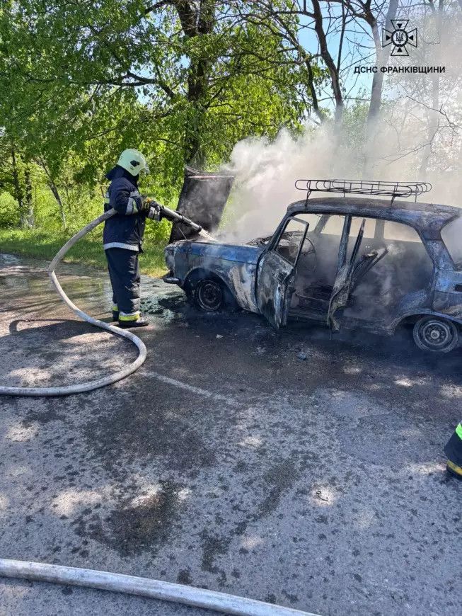 На Прикарпатті згоріла автівка: подробиці від рятувальників (Фото)