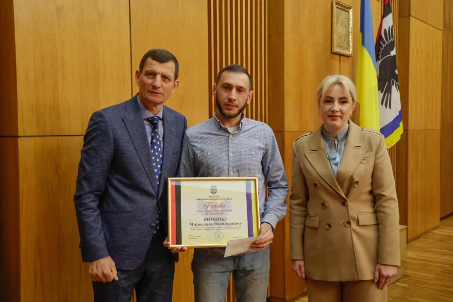 На Прикарпатті нагородили героя, який врятував двох дітей із палаючої …