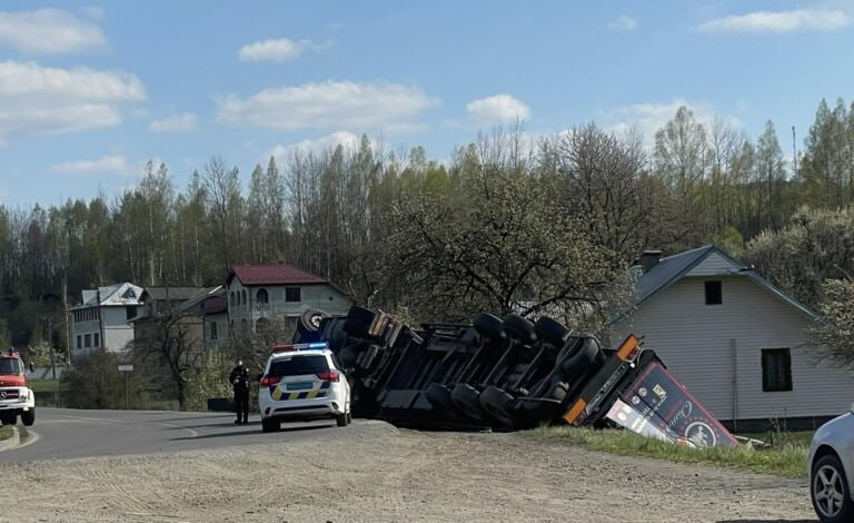 На Прикарпатті перекинулася фура: водія госпіталізували (ФОТО)