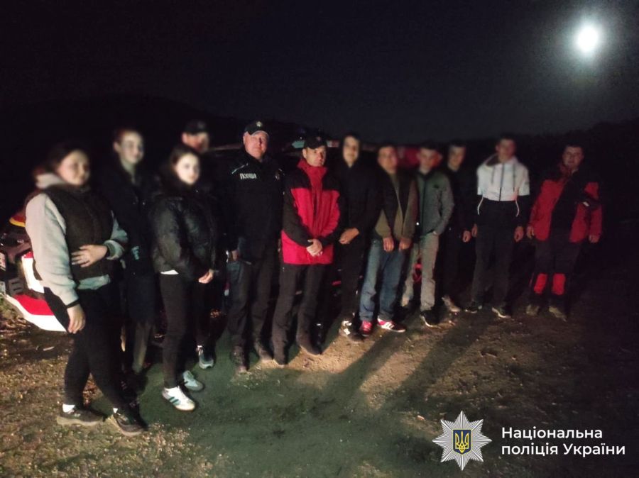 На Прикарпатті поліція, рятувальники та громада розшукали хлопця з ментальними …
