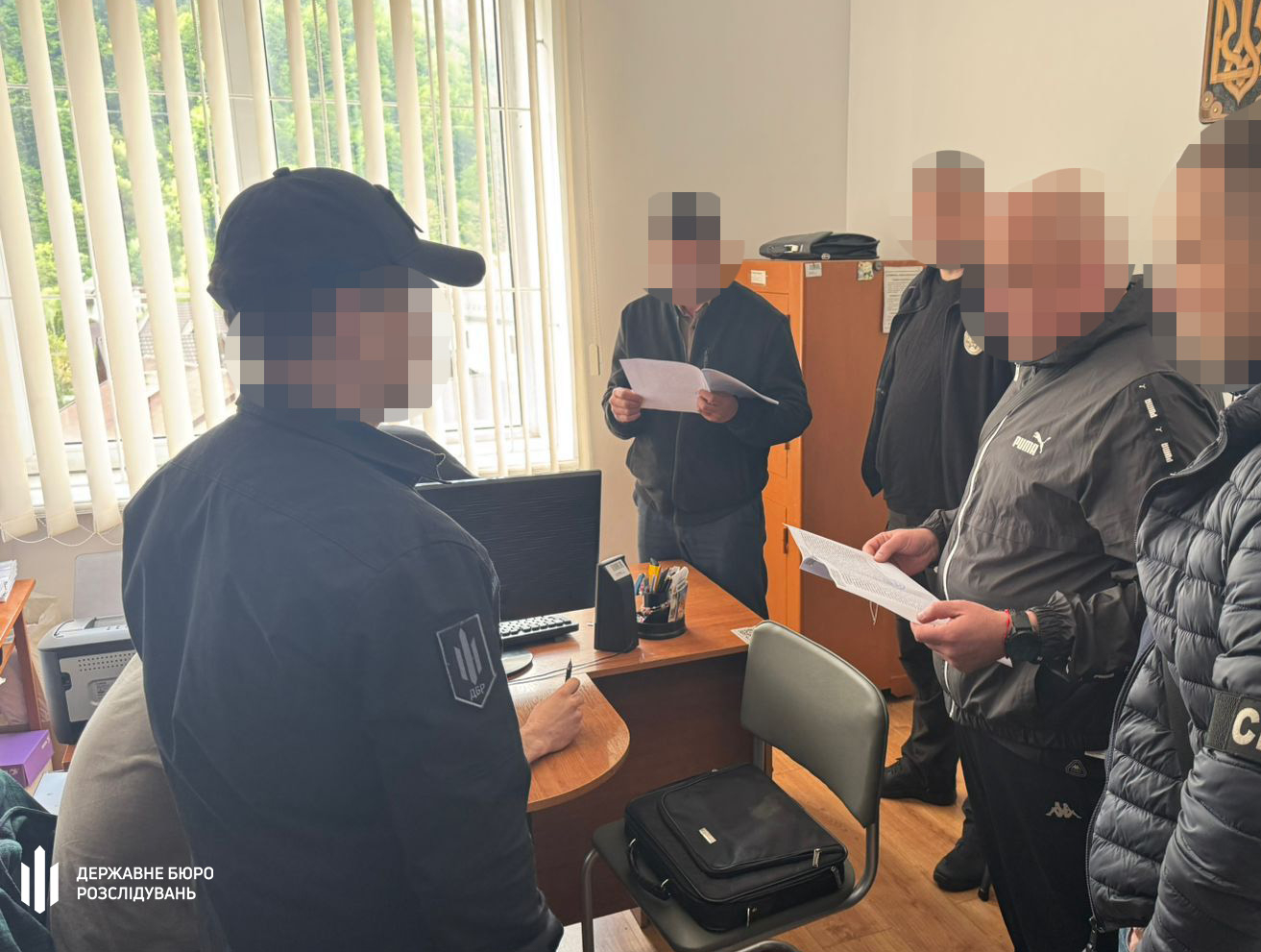 На Прикарпатті правоохоронця підозрюють у вимаганні хабаря та погрозах мобілізацією