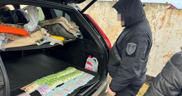 На Прикарпатті сержанти ТЦК продавали "квитки" за кордон