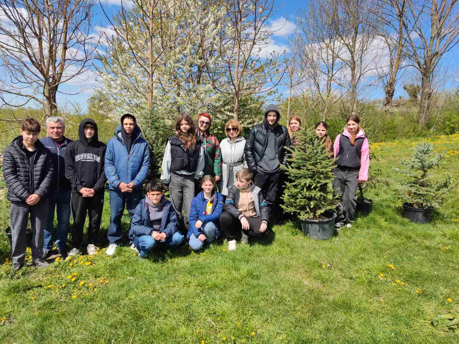На Прикарпатті школярі висадили 20 молодих ялинок біля «Гори над …