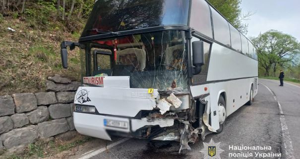 На Прикарпатті іномарка "влетіла" в пасажирський автобус і впала в …