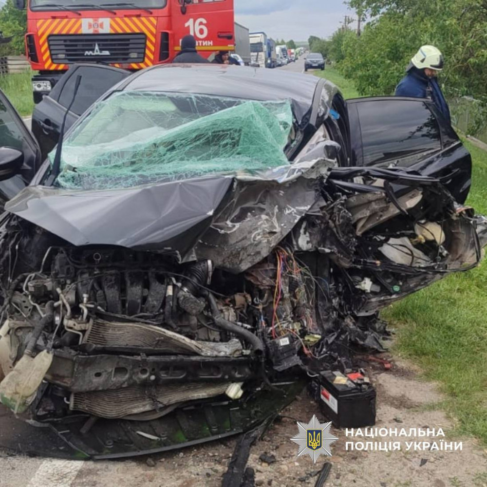На Рогатинщині зіткнулися легковик і вантажівка: загинула водійка, дитина у …