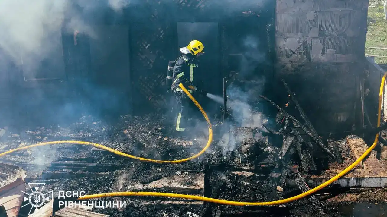 На Рівненщині вщент згоріли будинок та дві господарчі будівлі (ВІДЕО)